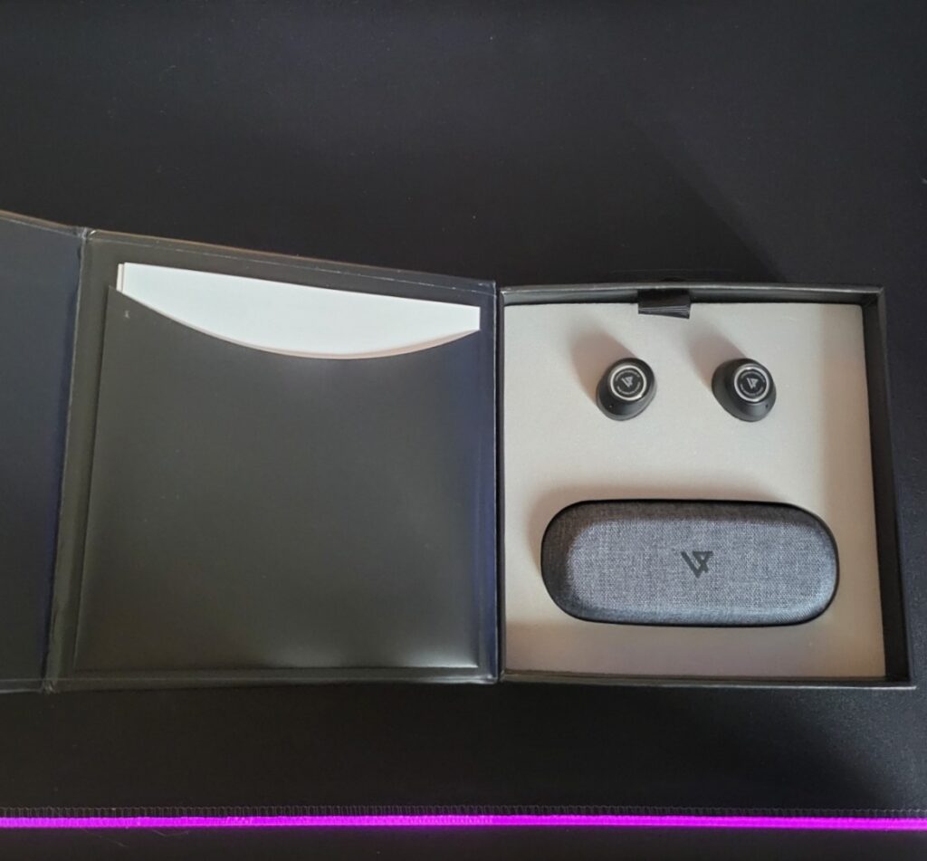 First appearance upon opening the box. The earphones alongside the charging case.