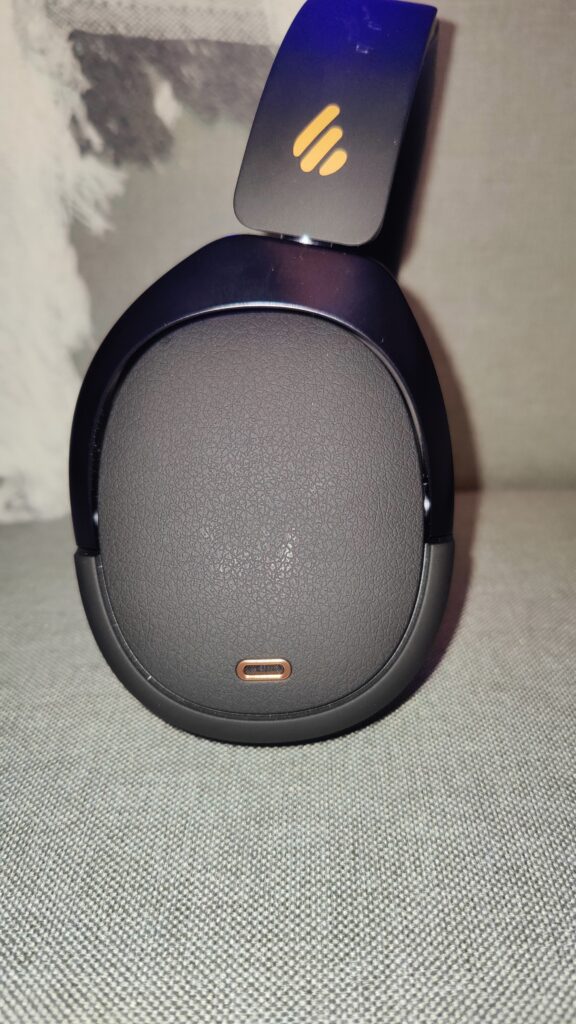 Earcups show a leather-type texture with a plastic edge