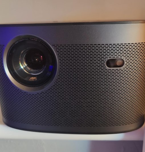 A macro images shows the 4K lens of the XGIMI Horizon Pro