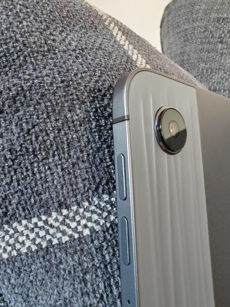 A picture of the volume buttons and camera on the OPPO Pad Air.