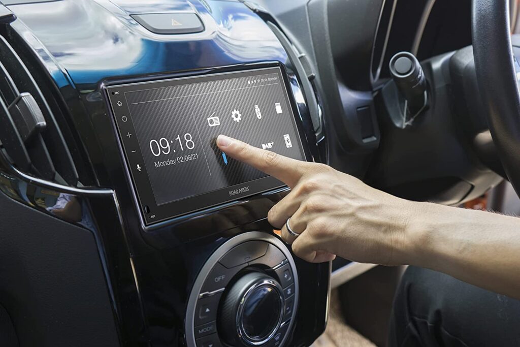 Touchscreen controls with the Road Angel RA-X721DAB